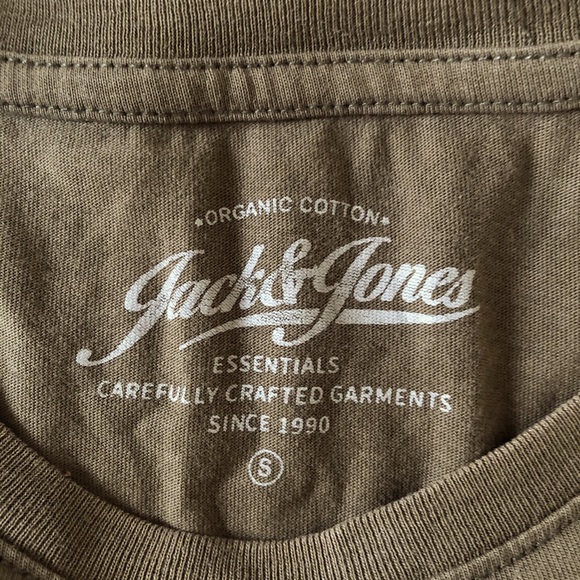 T-Shirt - Picture 4 of 4